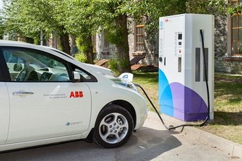 Gyorstöltő állomás elektromos járművekhez